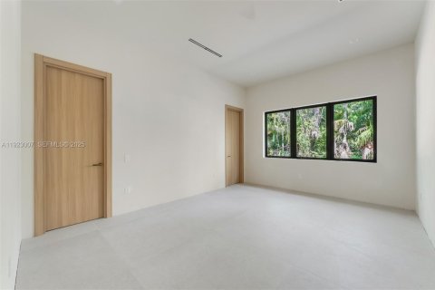 Casa en venta en Pinecrest, Florida, 7 dormitorios, 679.12 m2 № 1982579 - foto 18