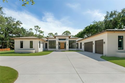 Casa en venta en Pinecrest, Florida, 7 dormitorios, 679.12 m2 № 1982579 - foto 1