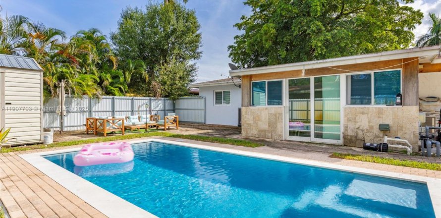 House in Fort Lauderdale, Florida 3 bedrooms, 115.38 sq.m. № 2013228