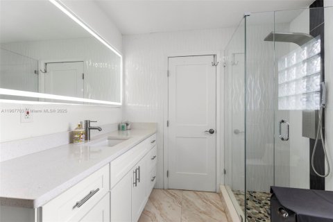 House in Fort Lauderdale, Florida 3 bedrooms, 115.38 sq.m. № 2013228 - photo 16