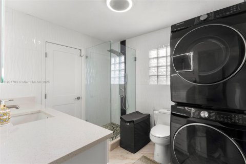 House in Fort Lauderdale, Florida 3 bedrooms, 115.38 sq.m. № 2013228 - photo 17