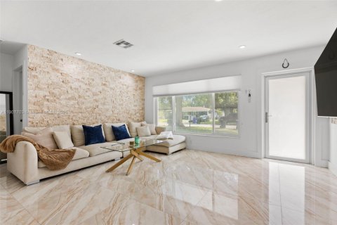 House in Fort Lauderdale, Florida 3 bedrooms, 115.38 sq.m. № 2013228 - photo 5