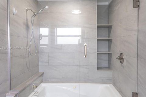 House in Oakland Park, Florida 5 bedrooms, 155.05 sq.m. № 2029906 - photo 26