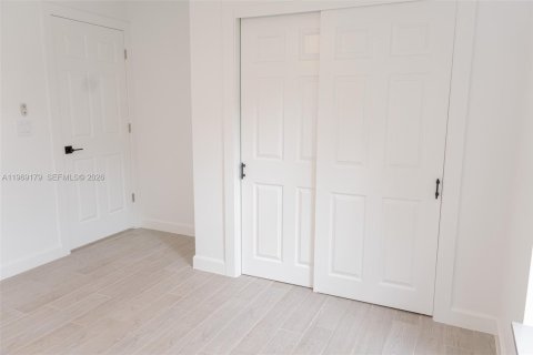 House in Oakland Park, Florida 5 bedrooms, 155.05 sq.m. № 2029906 - photo 14