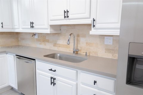 House in Oakland Park, Florida 5 bedrooms, 155.05 sq.m. № 2029906 - photo 27