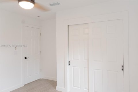 House in Oakland Park, Florida 5 bedrooms, 155.05 sq.m. № 2029906 - photo 11