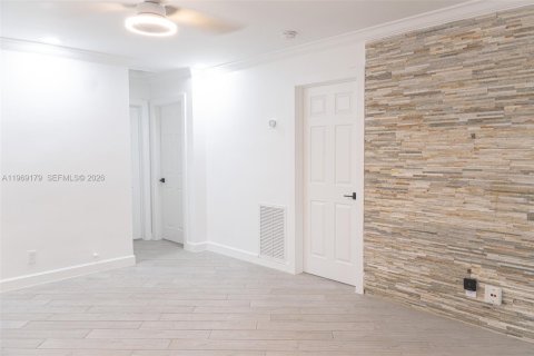 House in Oakland Park, Florida 5 bedrooms, 155.05 sq.m. № 2029906 - photo 10