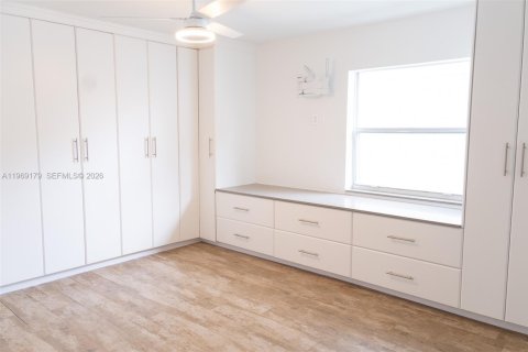 House in Oakland Park, Florida 5 bedrooms, 155.05 sq.m. № 2029906 - photo 21