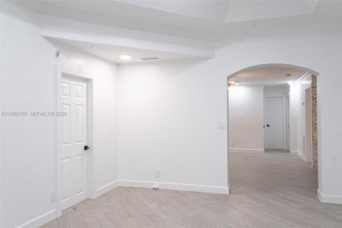 House in Oakland Park, Florida 5 bedrooms, 155.05 sq.m. № 2029906 - photo 2