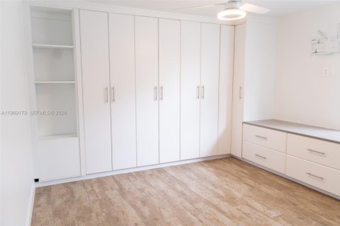 House in Oakland Park, Florida 5 bedrooms, 155.05 sq.m. № 2029906 - photo 22