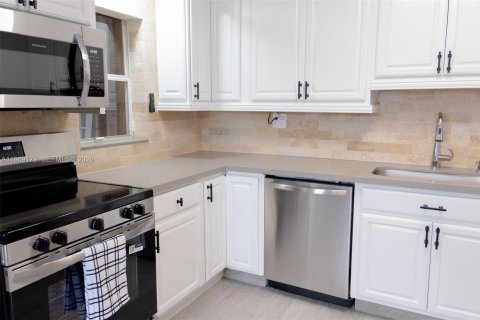 House in Oakland Park, Florida 5 bedrooms, 155.05 sq.m. № 2029906 - photo 30