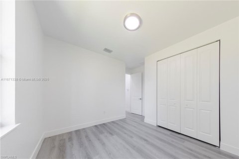 House in Lehigh Acres, Florida 3 bedrooms № 1979540 - photo 12