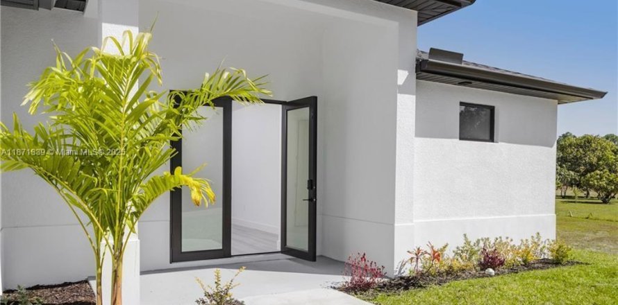 House in Lehigh Acres, Florida 3 bedrooms № 1979540