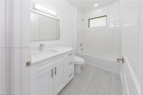 House in Lehigh Acres, Florida 3 bedrooms № 1979540 - photo 13