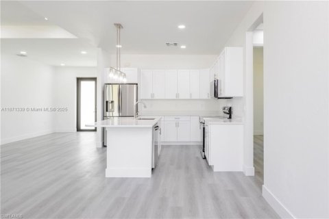 House in Lehigh Acres, Florida 3 bedrooms № 1979540 - photo 7