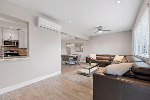 Casa en venta en Pembroke Pines, Florida, 3 dormitorios, 156.91 m2 № 1801094 - foto 11