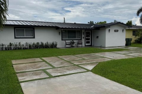 Casa en venta en Pembroke Pines, Florida, 3 dormitorios, 156.91 m2 № 1801094 - foto 2