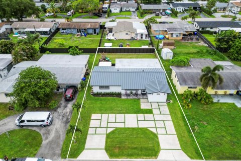 Casa en venta en Pembroke Pines, Florida, 3 dormitorios, 156.91 m2 № 1801094 - foto 4