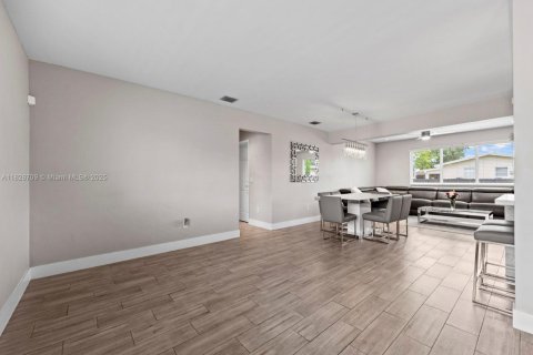 Casa en venta en Pembroke Pines, Florida, 3 dormitorios, 156.91 m2 № 1801094 - foto 6
