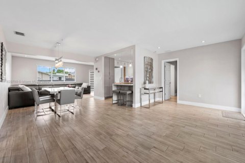 Casa en venta en Pembroke Pines, Florida, 3 dormitorios, 156.91 m2 № 1801094 - foto 5