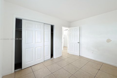 Casa en alquiler en Opa-locka, Florida, 1 dormitorio, 278.8 m2 № 1991791 - foto 17