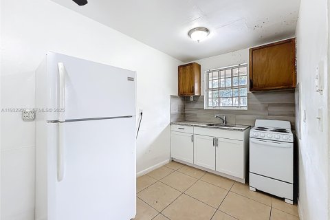 Casa en alquiler en Opa-locka, Florida, 1 dormitorio, 278.8 m2 № 1991791 - foto 14