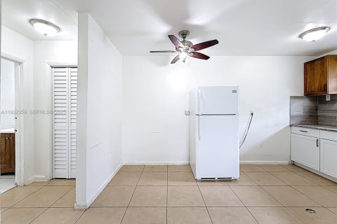 Casa en alquiler en Opa-locka, Florida, 1 dormitorio, 278.8 m2 № 1991791 - foto 13