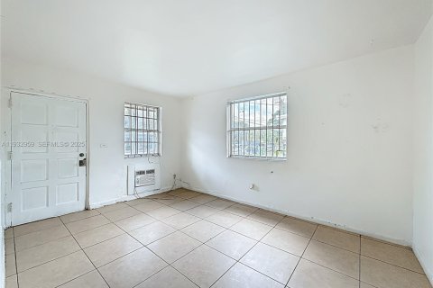 Casa en alquiler en Opa-locka, Florida, 1 dormitorio, 278.8 m2 № 1991791 - foto 12