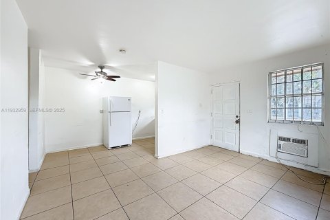 Casa en alquiler en Opa-locka, Florida, 1 dormitorio, 278.8 m2 № 1991791 - foto 10