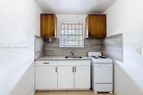 Casa en alquiler en Opa-locka, Florida, 1 dormitorio, 278.8 m2 № 1991791 - foto 15