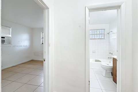 Casa en alquiler en Opa-locka, Florida, 1 dormitorio, 278.8 m2 № 1991791 - foto 19