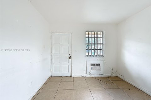 Casa en alquiler en Opa-locka, Florida, 1 dormitorio, 278.8 m2 № 1991791 - foto 11