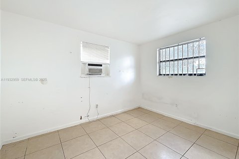 Casa en alquiler en Opa-locka, Florida, 1 dormitorio, 278.8 m2 № 1991791 - foto 18