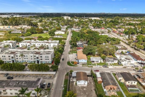 Casa en alquiler en Opa-locka, Florida, 1 dormitorio, 278.8 m2 № 1991791 - foto 26