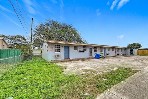 Casa en alquiler en Opa-locka, Florida, 1 dormitorio, 278.8 m2 № 1991791 - foto 8