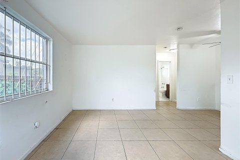 Casa en alquiler en Opa-locka, Florida, 1 dormitorio, 278.8 m2 № 1991791 - foto 9