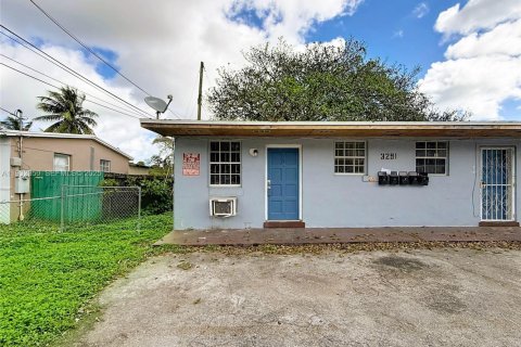 Casa en alquiler en Opa-locka, Florida, 1 dormitorio, 278.8 m2 № 1991791 - foto 1