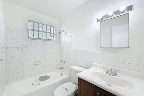 Casa en alquiler en Opa-locka, Florida, 1 dormitorio, 278.8 m2 № 1991791 - foto 20