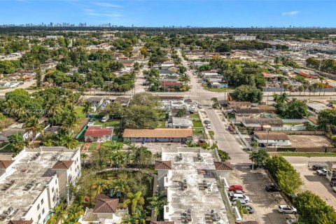Casa en alquiler en Opa-locka, Florida, 1 dormitorio, 278.8 m2 № 1991791 - foto 4