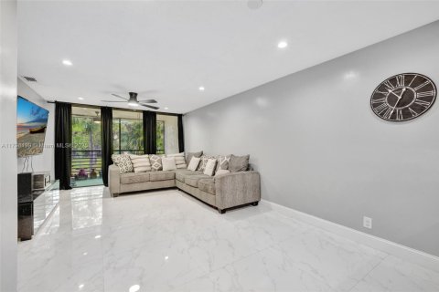 Купить кондоминиум в Тамарак, Флорида 2 спальни, 85.01м2, № 2021144 - фото 9