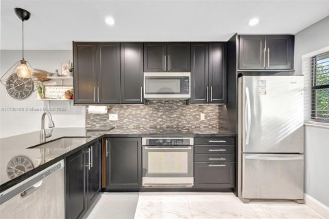 Купить кондоминиум в Тамарак, Флорида 2 спальни, 85.01м2, № 2021144 - фото 19