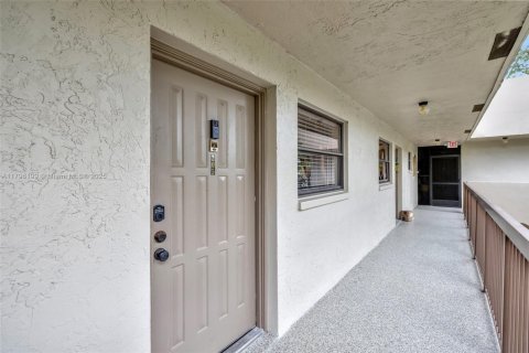 Купить кондоминиум в Тамарак, Флорида 2 спальни, 85.01м2, № 2021144 - фото 7