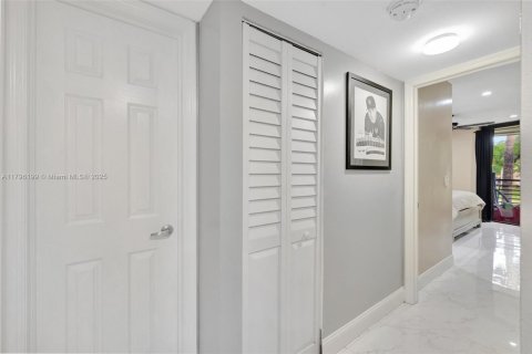 Купить кондоминиум в Тамарак, Флорида 2 спальни, 85.01м2, № 2021144 - фото 23