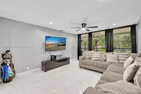 Купить кондоминиум в Тамарак, Флорида 2 спальни, 85.01м2, № 2021144 - фото 11