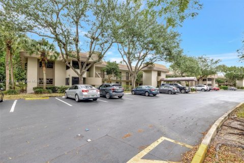 Купить кондоминиум в Тамарак, Флорида 2 спальни, 85.01м2, № 2021144 - фото 3