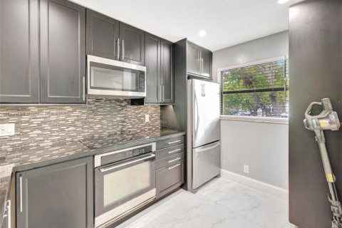 Купить кондоминиум в Тамарак, Флорида 2 спальни, 85.01м2, № 2021144 - фото 18