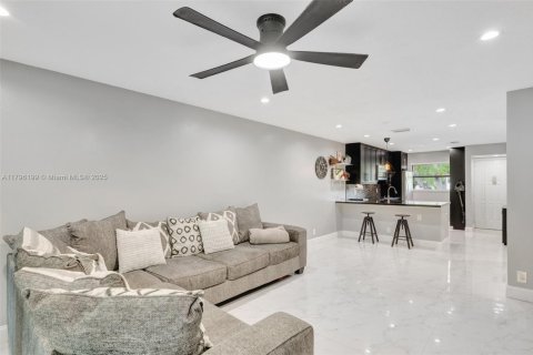 Купить кондоминиум в Тамарак, Флорида 2 спальни, 85.01м2, № 2021144 - фото 15