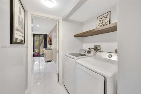 Купить кондоминиум в Тамарак, Флорида 2 спальни, 85.01м2, № 2021144 - фото 24