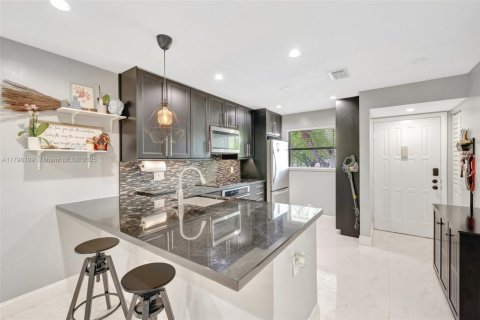 Купить кондоминиум в Тамарак, Флорида 2 спальни, 85.01м2, № 2021144 - фото 17