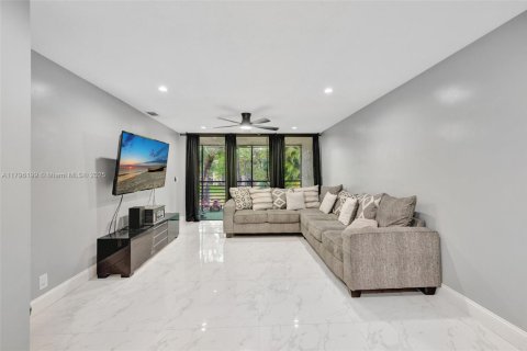 Купить кондоминиум в Тамарак, Флорида 2 спальни, 85.01м2, № 2021144 - фото 10